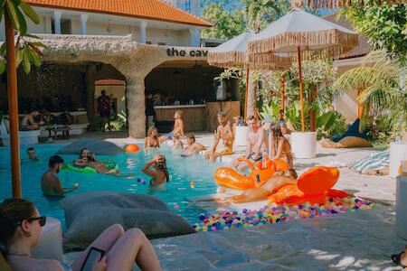 Best for Solo Traveler: Mad Monkey Uluwatu, Bingin Beach