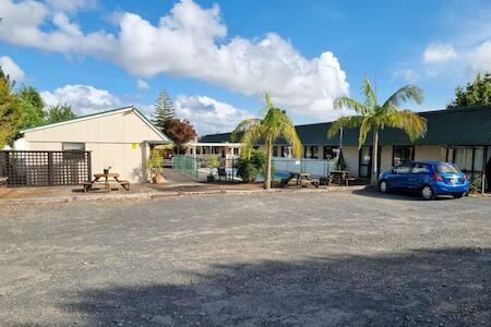 Pinelodge, Opua
