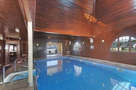 Hollytree Hotel & Swimming Pool