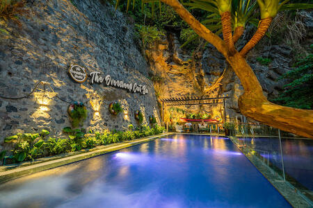 The Oversleep Catba Hostel & Pool Bar, Cat Ba Island