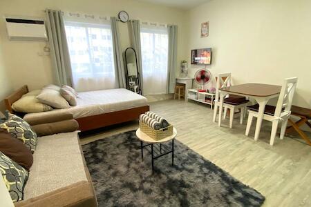 Nuvali Studio Retreat Free Pool Access & Fast WiFi, Calamba