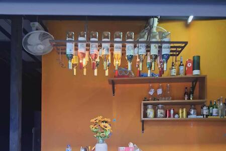 Mejor Hostal de Fiesta: 8 Mile Rock Backpacker & Bar, Ko Lipe Mejor Hostal de Fiesta: 8 Mile Rock Backpacker & Bar, Ko Lipe