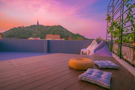Chedi View Hostel & Rooftop Bar
