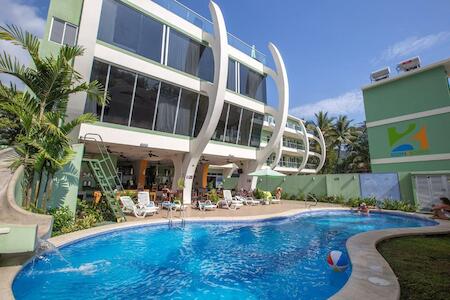 Best Party Hostel: Room2Board Hostel & Surf School, Jacó