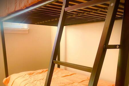 Shuteye Hostel, Houston