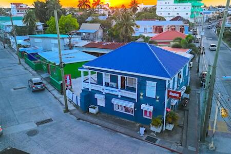 Best for Solo Traveler: Travelart Backpackers Hostel, Belize City
