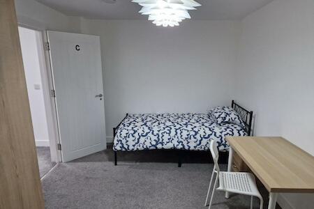 Spacious single bedrooms in central location with parking