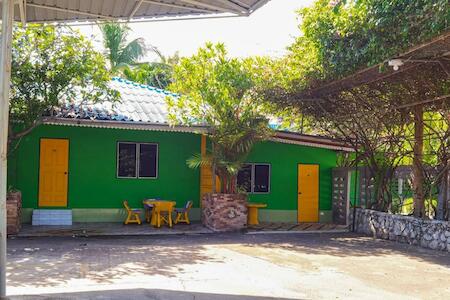 แฝดสามการ์เด้นท์รีสอร์ท, Sattahip