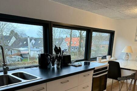 Den gamel togstation, Give