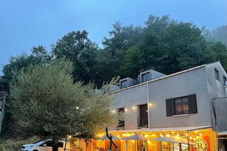 Best Party Hostel: Vagabond Vieiras Beds & Dinner Albergue, La Portela de Valcarce Best Party Hostel: Vagabond Vieiras Beds & Dinner Albergue, La Portela de Valcarce