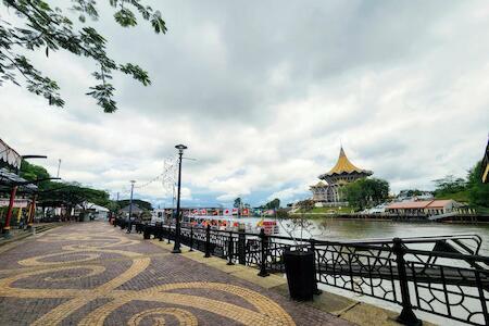 Upspot Kuching Waterfront Premium Hostel