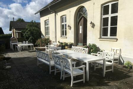 Hostel California, Hinge Hostel California, Hinge