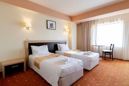 Hotel Oxford Inns & Suites