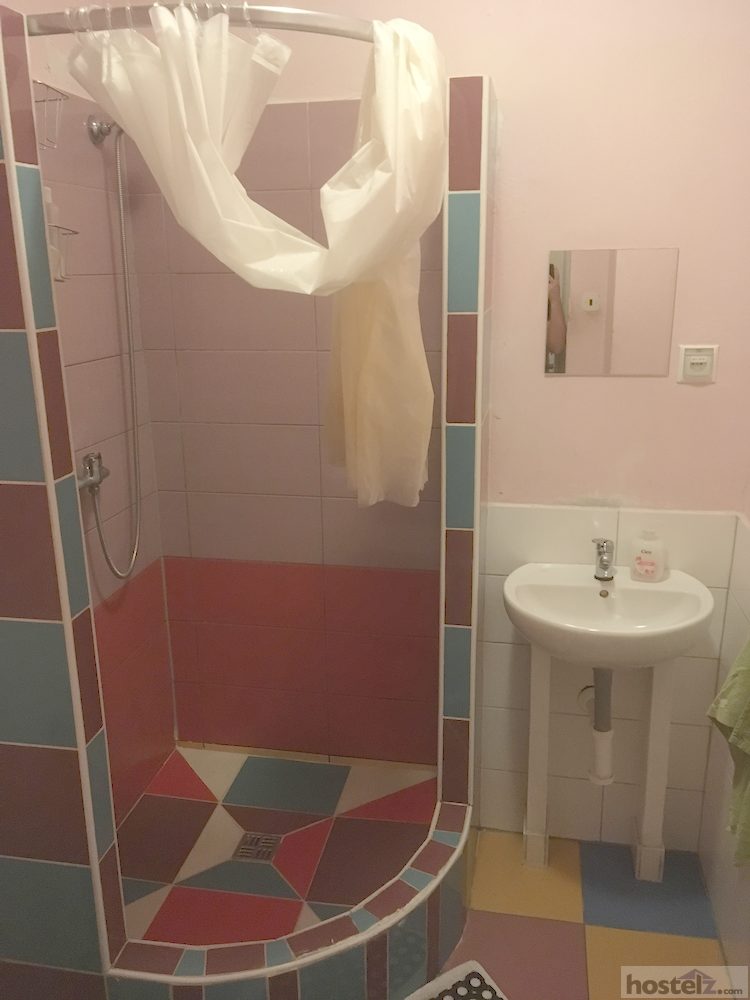 Shared bathroom (16 bed dorm)