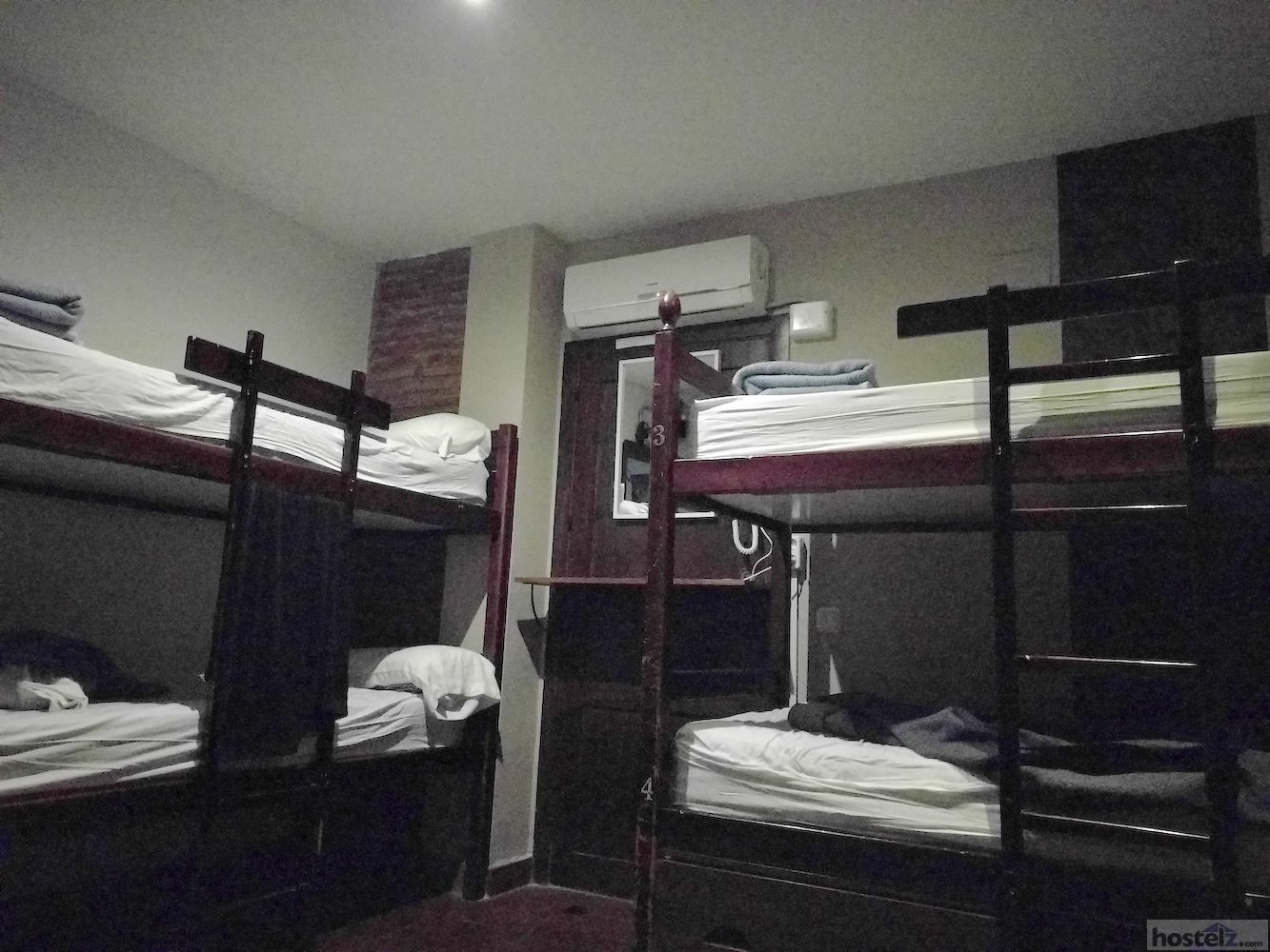 Six-bed dorm room