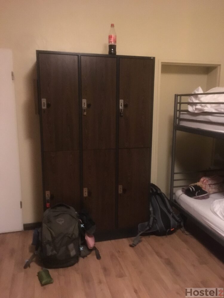 6 bed mixed dorm lockers