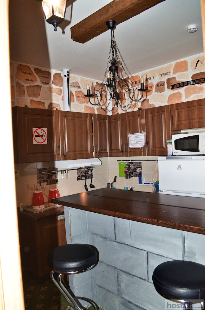 The kitchen island on the 1st floor of the hostel