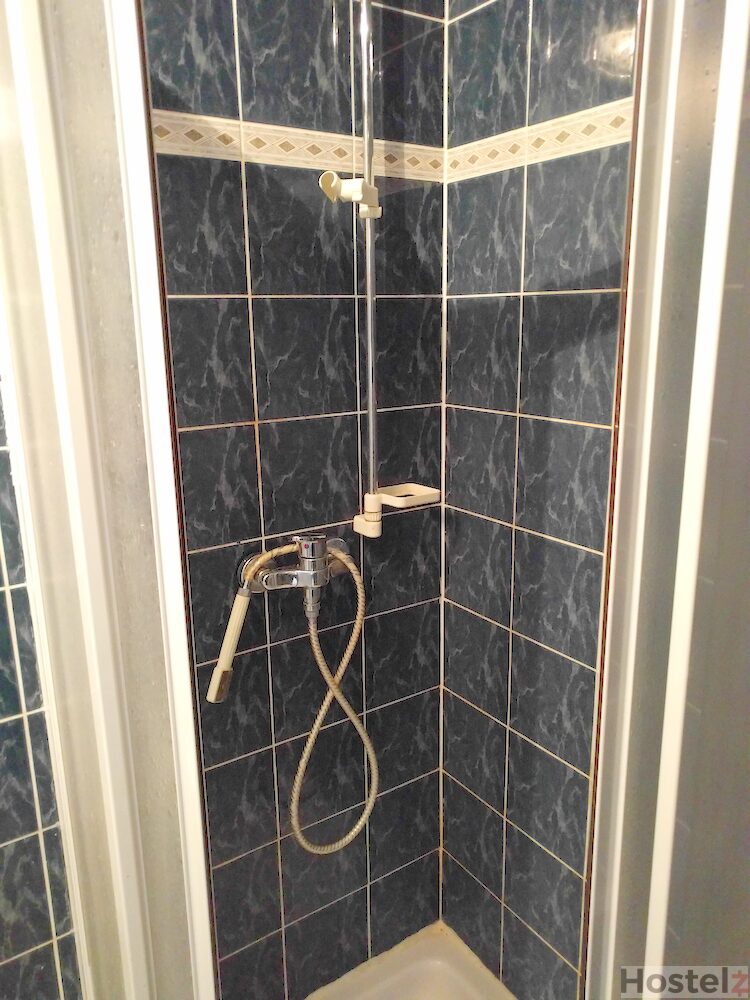 Shower: enough hot water and good water pressure.