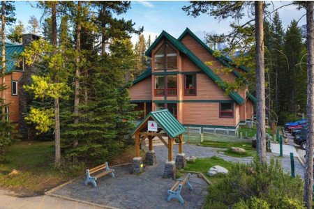 6 Best Hostels in Banff National Park