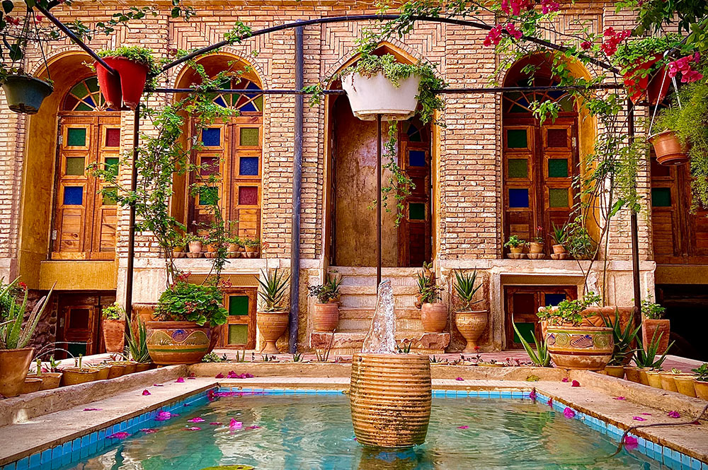 4 Hostels in Shiraz with Private Rooms
