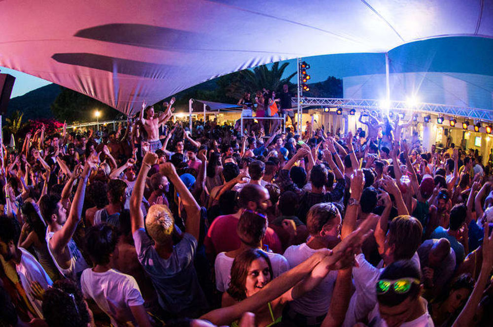 4 Party Hostels in Ios