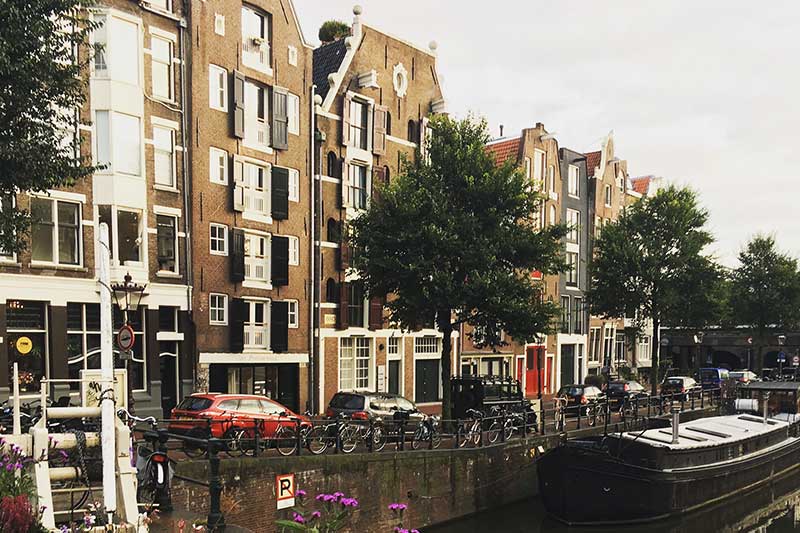 best areas to stay in Amsterdam for Backpackers