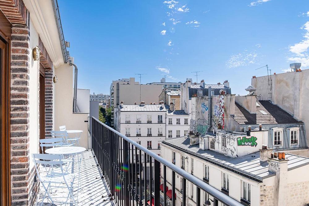 I stayed in a Backpacker Hostel in Paris and here's what happened